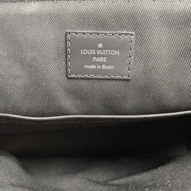 LOUIS VUITTON District Messenger PM Graphite - Image 7