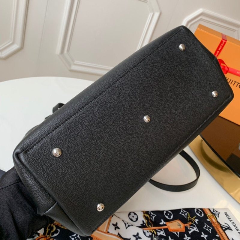 Louis Vuitton LOCKME DAY BAG - Image 4