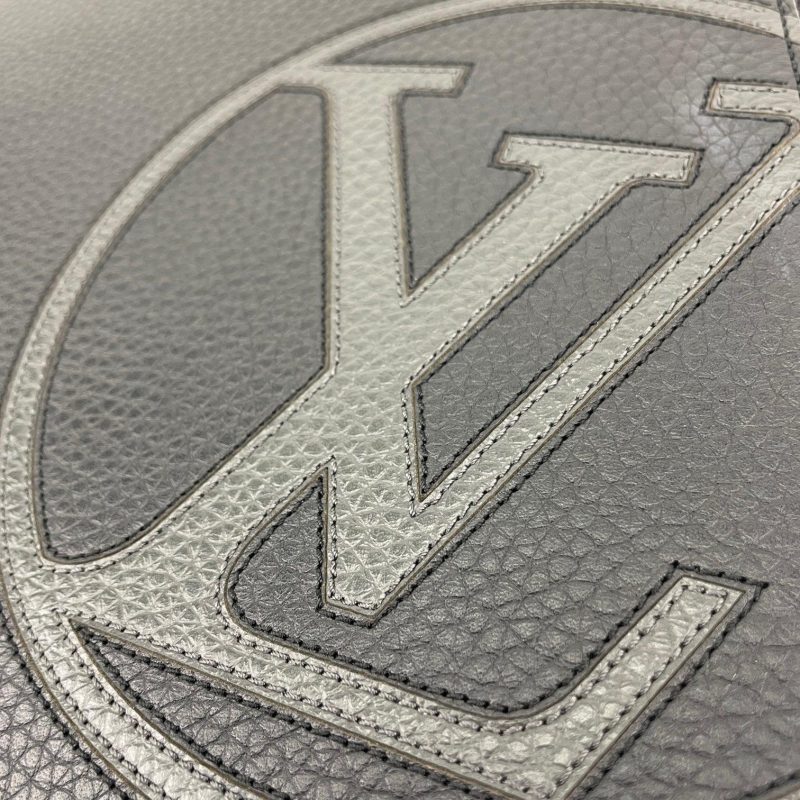LOUIS VUITTON Jour Initials Taurillon Pochette - Image 4