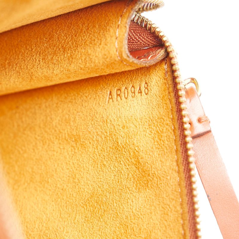 Louis Vuitton Epi Pochette Accessoires (SHG-1OzRb3) - Image 7