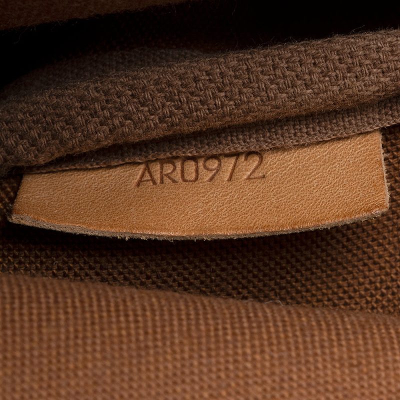 Louis Vuitton Vintage Monogram Canvas Saumur 30 Messenger Bag - FINAL SALE (SHF-20345) - Image 5