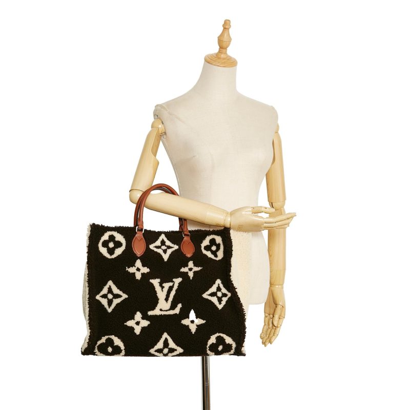 Louis Vuitton Monogram Giant Shearling Teddy Onthego GM (SHG-1IVGqB) - Image 9