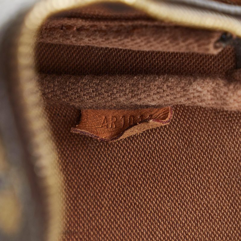 Louis Vuitton Monogram Pochette Accessoires (SHG-PWXR8K) - Image 7