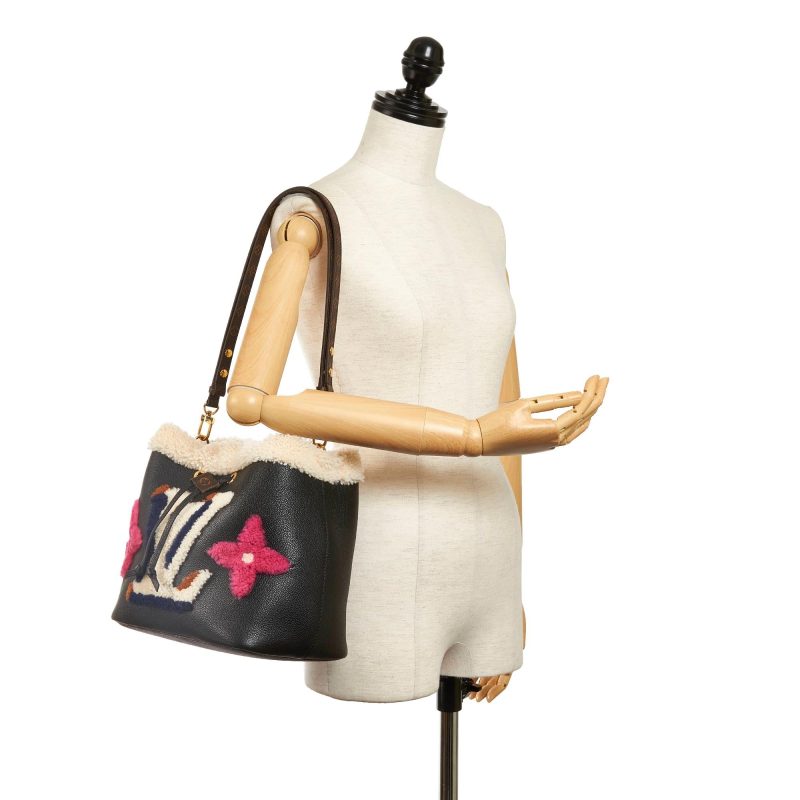 Louis Vuitton Monogram Teddy Shearling Neonoe (SHG-37294) - Image 4