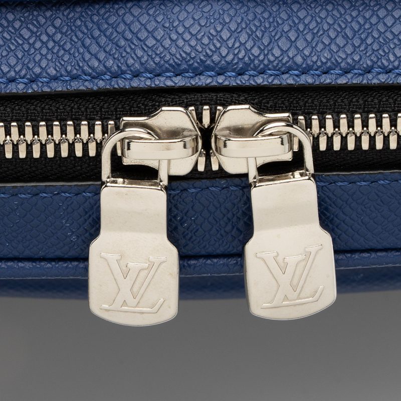 Louis Vuitton Taiga Leather Outdoor Messenger Bag (SHF-gDGAzc) - Image 9