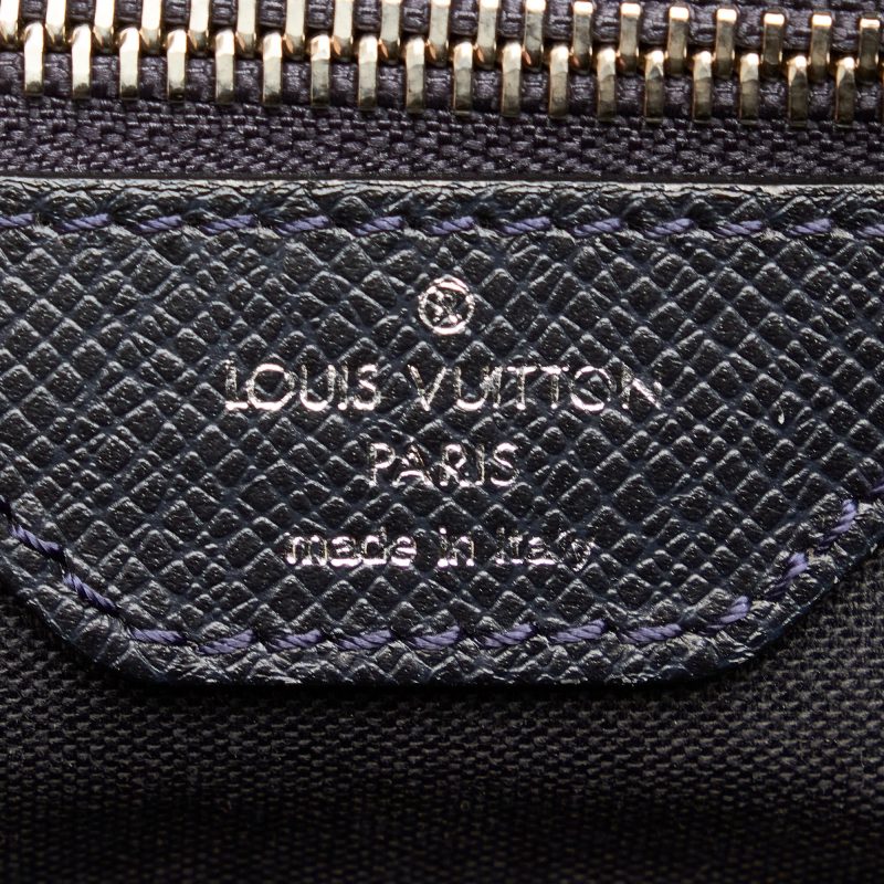 Louis Vuitton Taiga Vassili PM (SHG-1iziaj) - Image 6