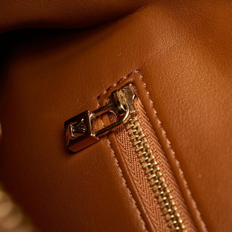 Louis Vuitton Vernis Houston (SHG-32243) - Image 9
