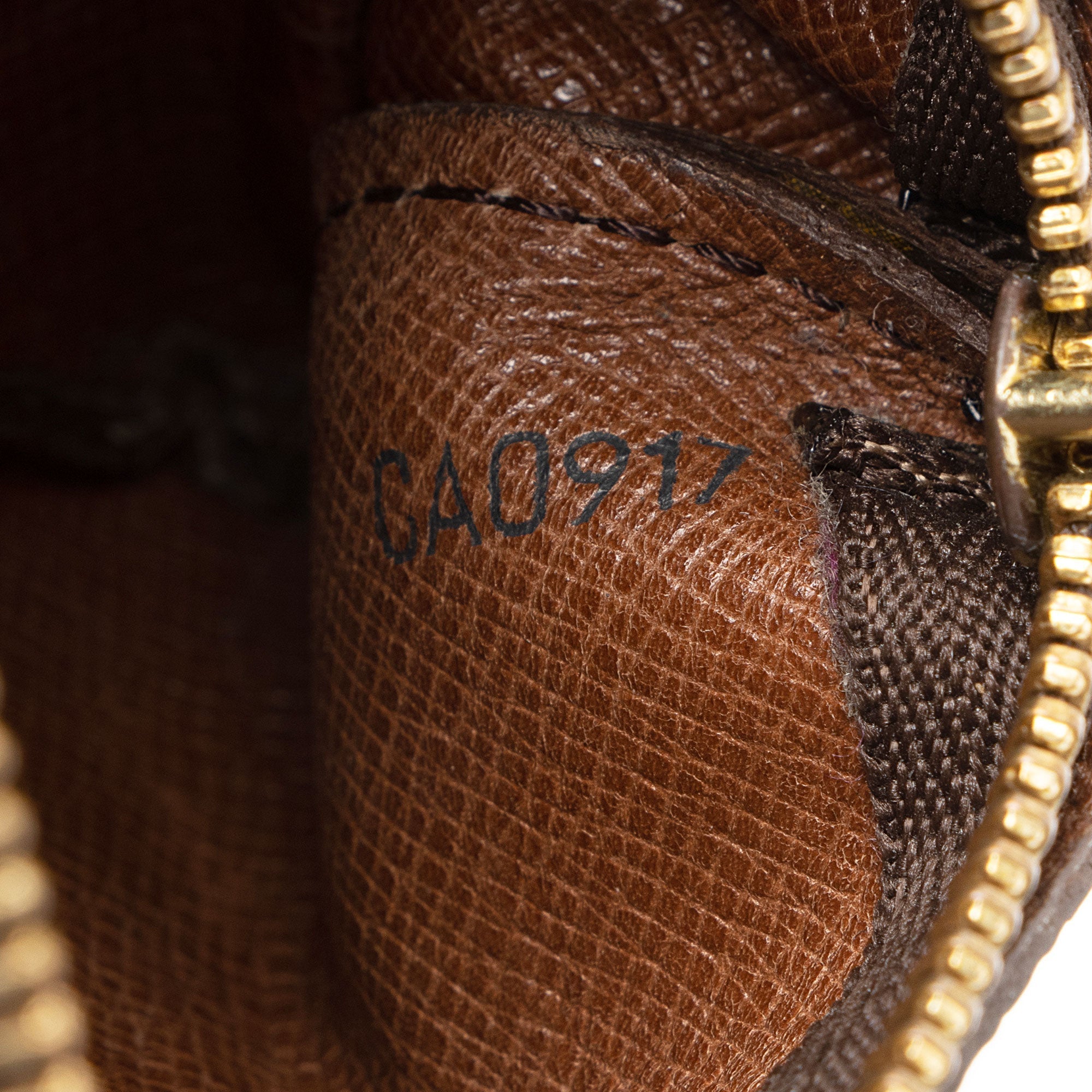 Louis Vuitton Vintage Monogram Canvas Key Pouch (SHF-OnAhFA) - Image 3