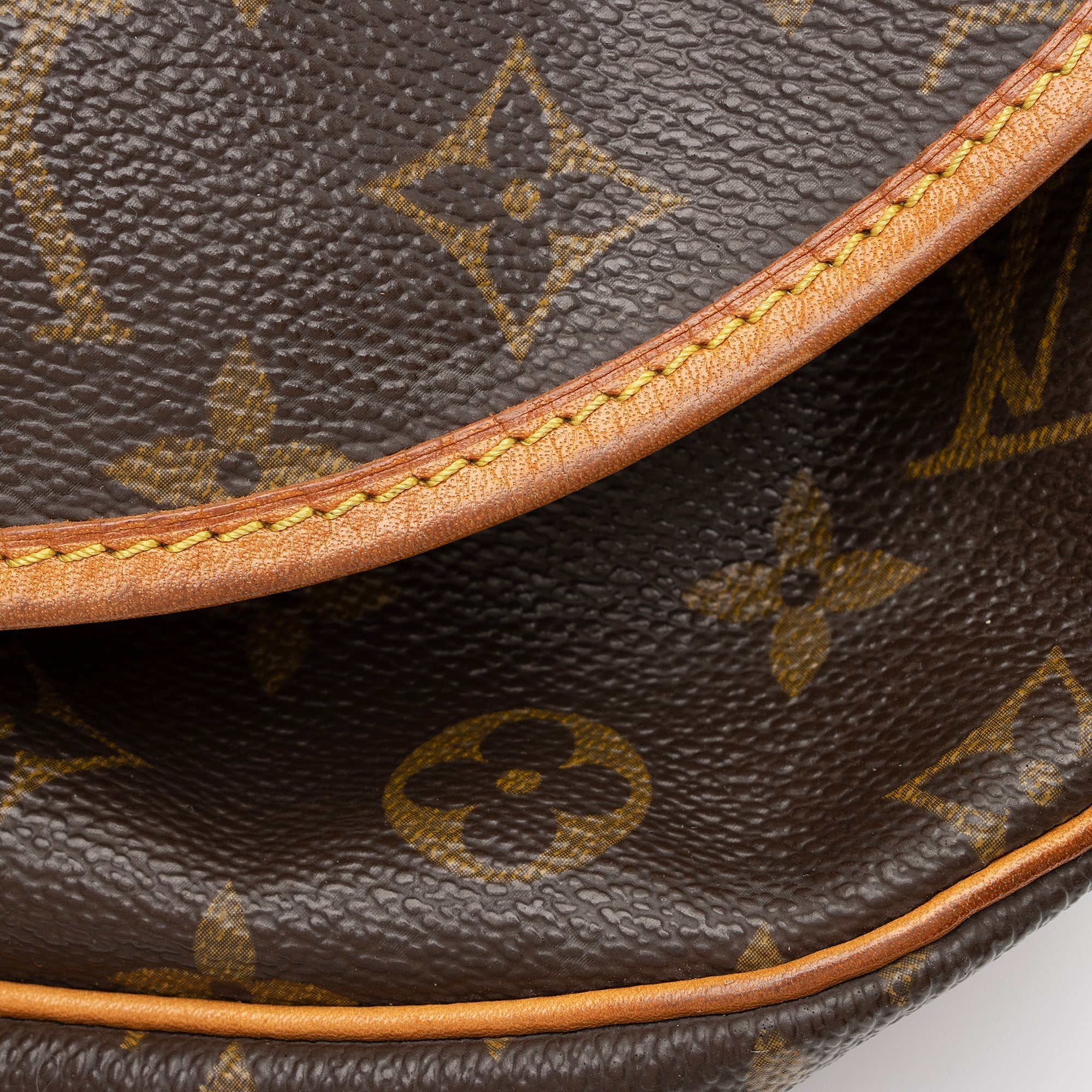 Louis Vuitton Vintage Monogram Canvas Saumur 30 Messenger Bag (SHF-qN3Go7) - Image 13