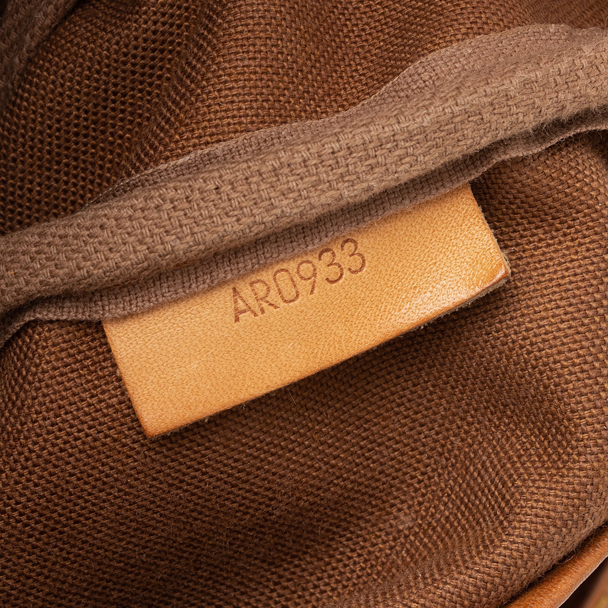 Louis Vuitton Vintage Monogram Canvas Saumur 30 Messenger Bag (SHF-qN3Go7) - Image 16