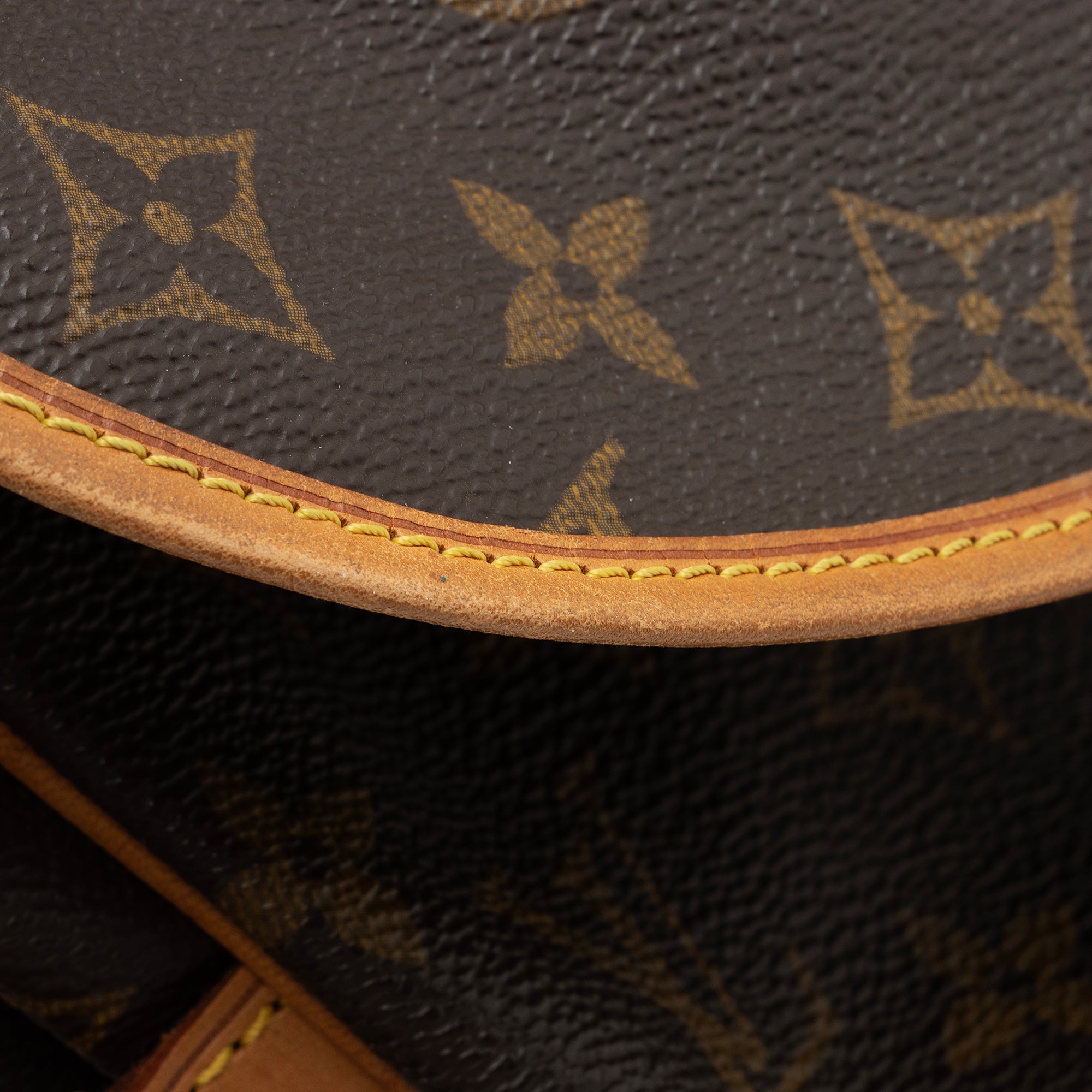 Louis Vuitton Vintage Monogram Canvas Saumur 30 Messenger Bag (SHF-F6ygbP) - Image 12