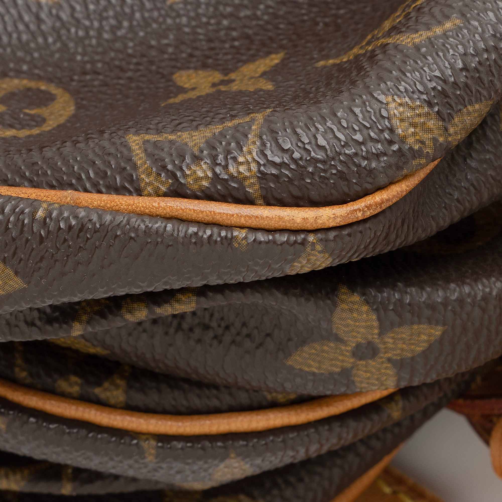 Louis Vuitton Vintage Monogram Canvas Saumur 30 Messenger Bag (SHF-F6ygbP) - Image 15