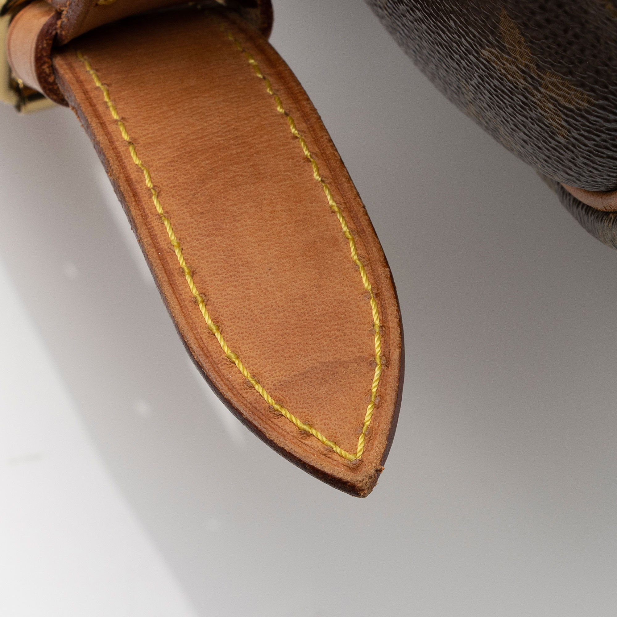 Louis Vuitton Vintage Monogram Canvas Saumur 35 Messenger Bag (SHF-523WYh) - Image 18