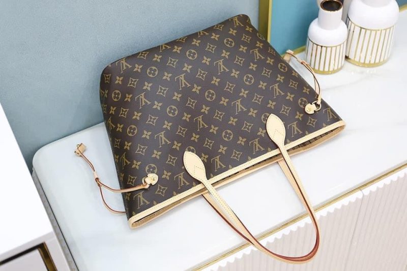 Louis Vuitton Neverfull MM Tote Bag - Image 8
